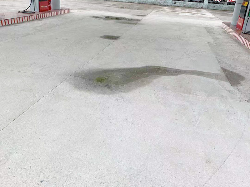 加油站漏水施工：先由專業(yè)人員檢查有無裂縫，根據(jù)前面的方案處理好裂縫后，在整個屋面鋪上防水卷材，若要加強防水效果，還可以再鋪上隔熱板，由于隔熱板的高度在20厘米以上，能夠達到保護防水層和隔熱保溫的雙重效果。 一般情況下專業(yè)施工隊會使用吊籃，由維修人員在外墻施工。處理辦法是：大裂縫可用堵漏王，小裂縫可用玻璃膠來補漏，修補時用外墻防水劑，噴上幾道之后就可以了。由于外墻裂縫補漏需要高空作業(yè)，市民一定要請專業(yè)施工隊來處理，以防安全事故放生。