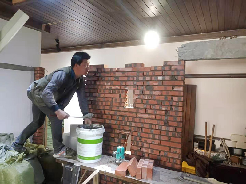 室內(nèi)水泥砌紅磚：要想在家中裝修一面紅磚砌墻，施工工人一般都會(huì)使用鋼化的方法。鋼化之后的紅磚砌墻不僅光澤度好，而且硬度還高，用指甲都不會(huì)留下什么痕跡。但是這種工藝的本身并不是膩?zhàn)樱驗(yàn)槟佔(zhàn)邮亲鳛槊鎸觼?lái)打底用的，所以必須要具有一定的粗糙度、吸水性、延展性，這樣附著力才好，也不會(huì)導(dǎo)致墻漆快速干裂。在做了鋼化之后，就可以不用再上乳膠漆了。因?yàn)榧t磚砌墻的附著力和吸水性都很差，如果要比較與墻漆的好壞，從環(huán)保的角度來(lái)說(shuō)，墻漆無(wú)疑是最好的。