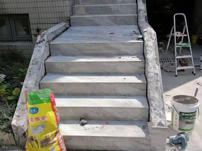 庭院防水貼磚：基層清理平整。其實(shí)不用說大家都知道開始的時(shí)候肯定是地面平整，定好大致的高度，然后整平夯實(shí)。水平定點(diǎn)，基層硬化。所有的造型定位之后，在規(guī)劃好的區(qū)域之內(nèi)就需要精確定點(diǎn)，做好標(biāo)高處理，然后進(jìn)行基層硬化。鋪貼透水磚，勾縫處理。做好前面的所有準(zhǔn)備工作就可以鋪貼透水磚了，按照自己最滿意的鋪貼花式來施工即可，最后用水泥砂漿勾縫處理。