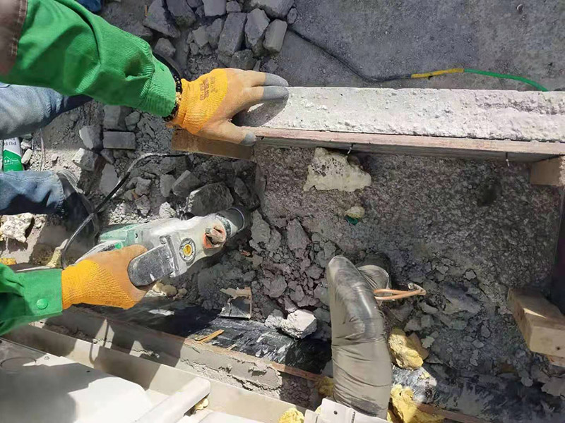 屋頂水管拆除改造：屋頂有很多的低矮的管道，其實(shí)是和其他住戶不相連的。這些是屋頂保溫層的排氣口。保溫層在施工時(shí)難免會(huì)有水分留在里面，施工結(jié)束后長(zhǎng)期暴曬于屋頂，如果水汽排不出會(huì)造成屋頂起鼓開(kāi)裂。所以在工程上要求有一定間隔的排氣口。 用水泥砂漿找平,同時(shí)做好防水層和保護(hù)層,然后,檢查基層處理并進(jìn)行清理,要求不能有任何雜質(zhì),且屋面必須保持干燥,否則會(huì)直接影響防水效果,最后,根據(jù)當(dāng)天的施工量配置相應(yīng)的瀝青,并參照從高到低、從遠(yuǎn)到近的順序,開(kāi)始鋪貼屋面防水卷材。