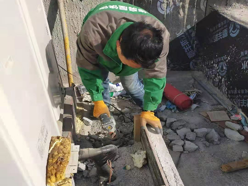 屋頂水管拆除改造：屋頂有很多的低矮的管道，其實(shí)是和其他住戶不相連的。這些是屋頂保溫層的排氣口。保溫層在施工時(shí)難免會(huì)有水分留在里面，施工結(jié)束后長(zhǎng)期暴曬于屋頂，如果水汽排不出會(huì)造成屋頂起鼓開(kāi)裂。所以在工程上要求有一定間隔的排氣口。 用水泥砂漿找平,同時(shí)做好防水層和保護(hù)層,然后,檢查基層處理并進(jìn)行清理,要求不能有任何雜質(zhì),且屋面必須保持干燥,否則會(huì)直接影響防水效果,最后,根據(jù)當(dāng)天的施工量配置相應(yīng)的瀝青,并參照從高到低、從遠(yuǎn)到近的順序,開(kāi)始鋪貼屋面防水卷材。