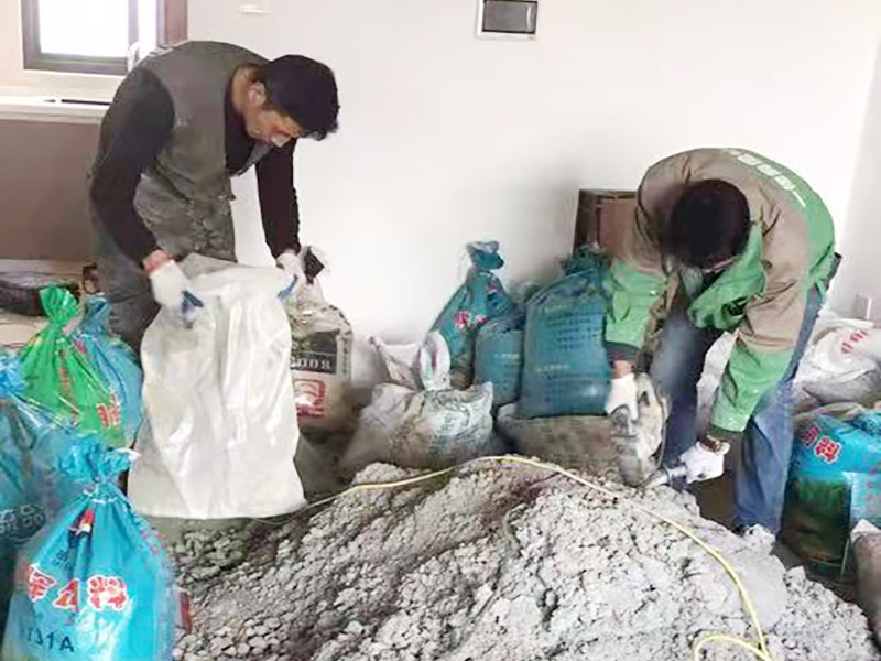 客廳地面貼磚：首先要把基層用水澆濕，除去雜物和浮沙。再抹結合層，需要注意的是要使用1：3的干性水泥漿，按照水平線探鋪平整，然后再把磚放在沙漿上用膠皮錘振實。這時再把地面磚取下澆抹水泥漿，然后把地面磚放實振平就可以了。采用干鋪法可以有效地避免鋪裝過程中造成的空鼓、氣泡等現象發(fā)生。但是干鋪法的技術含量比較高，所以費用也會比較貴。