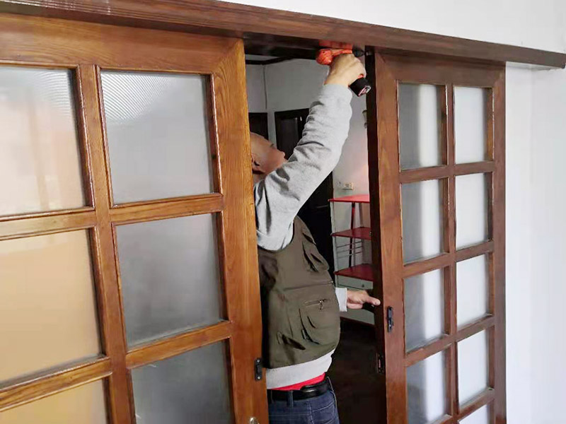 推拉門維修：把拉門上端滑輪部分樹立起來，在已經(jīng)拆了滑輪的圓孔中插入扳手?jǐn)Q入新螺絲釘。 將上滑輪平推入螺絲釘帽和門框內(nèi)壁之間的縫隙，為了使上滑輪保持一定距離，可在門框上邊緣和上滑輪的平面之間夾入一張硬紙板，然后上緊螺絲釘。 上滑輪安裝完畢，取下硬紙板，其他滑輪的更換也都是一樣的，通過一根螺絲固定滑輪，將舊滑輪取出，反過來將移門滑輪換上即可。