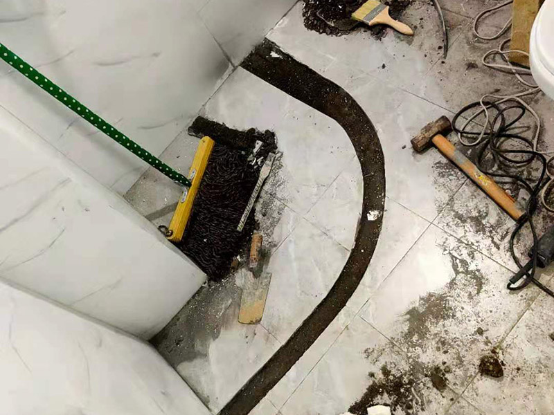 浴室地面擋水條安裝：房屋裝修時(shí)鋪地板磚的過程中會(huì)留出一條槽，水泥砂漿鋪平后放入大理石的擋水條。在鋪地磚的時(shí)候先將擋水條嵌在地磚里面，配套浴簾用的擋水條，安裝時(shí)測(cè)量好安裝高度。使浴簾自然下垂，垂進(jìn)擋水條里三厘米左右，是最好的安裝效果且安裝后水不會(huì)外濺。