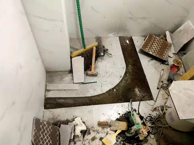 浴室地面擋水條安裝：房屋裝修時(shí)鋪地板磚的過程中會(huì)留出一條槽，水泥砂漿鋪平后放入大理石的擋水條。在鋪地磚的時(shí)候先將擋水條嵌在地磚里面，配套浴簾用的擋水條，安裝時(shí)測(cè)量好安裝高度。使浴簾自然下垂，垂進(jìn)擋水條里三厘米左右，是最好的安裝效果且安裝后水不會(huì)外濺。