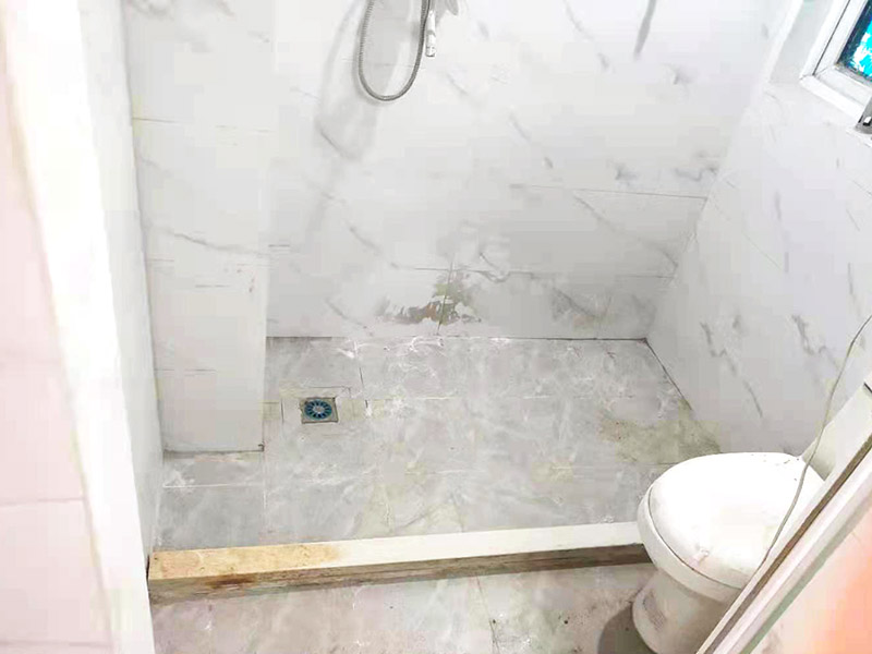 浴室地面擋水條安裝：房屋裝修時(shí)鋪地板磚的過程中會(huì)留出一條槽，水泥砂漿鋪平后放入大理石的擋水條。在鋪地磚的時(shí)候先將擋水條嵌在地磚里面，配套浴簾用的擋水條，安裝時(shí)測(cè)量好安裝高度。使浴簾自然下垂，垂進(jìn)擋水條里三厘米左右，是最好的安裝效果且安裝后水不會(huì)外濺。