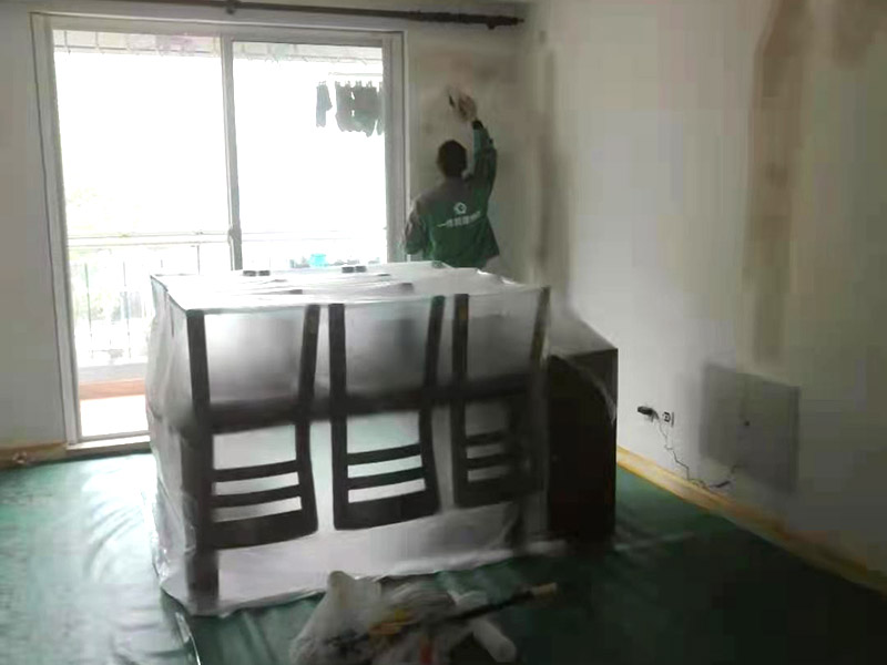 客廳墻面翻新家具保護：在墻面翻新前，需要先將舊漆面鏟除干凈，之后在進行打磨，將墻面的浮沉雜物都清理干凈。如果墻面有凹凸不平的情況，要先用膩子修補，如果墻面出現(xiàn)空鼓的現(xiàn)象，也要將整面的墻皮進行鏟除，在做后續(xù)的處理?；鶎幼鐾旰螅枰獙⑹┕^(qū)域的家具物件移除，避免在翻新過程中，使家具受到損傷。
