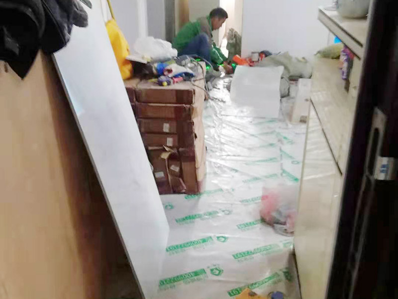 衛(wèi)生間防水裝修案例：清理衛(wèi)生間基層，包括灰塵、沙粒、水泥等，地面找平找坡，墻面若有裂痕、空鼓、缺陷用水泥抹平，保證基層堅固平整。衛(wèi)生間陰陽角、水管根部應避免死角，做成圓弧并順直。漏水概率最大的部位主要是陰陽角、水管根部，為了降低漏水風險先將這些部位做一遍防水。第二遍防水與第一遍防水要才有十字交叉的方式，這樣能夠降低漏刷的可能性。防水一般做兩到三遍，每遍厚度控制在0.5mm左右。