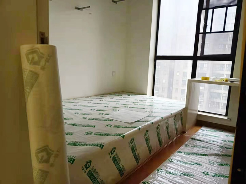 地面家具成品保護(hù)措施:在墻面翻新前，需要先將舊漆面鏟除干凈，之后在進(jìn)行打磨，將墻面的浮沉雜物都清理干凈。如果墻面有凹凸不平的情況，要先用膩?zhàn)有扪a(bǔ)，如果墻面出現(xiàn)空鼓的現(xiàn)象，也要將整面的墻皮進(jìn)行鏟除，在做后續(xù)的處理?；鶎幼鐾旰?，需要將施工區(qū)域的家具物件移除，避免在翻新過程中，使家具受到損傷。