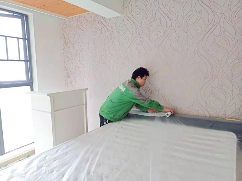 地面家具成品保護(hù)措施:在墻面翻新前，需要先將舊漆面鏟除干凈，之后在進(jìn)行打磨，將墻面的浮沉雜物都清理干凈。如果墻面有凹凸不平的情況，要先用膩?zhàn)有扪a(bǔ)，如果墻面出現(xiàn)空鼓的現(xiàn)象，也要將整面的墻皮進(jìn)行鏟除，在做后續(xù)的處理?；鶎幼鐾旰?，需要將施工區(qū)域的家具物件移除，避免在翻新過程中，使家具受到損傷。