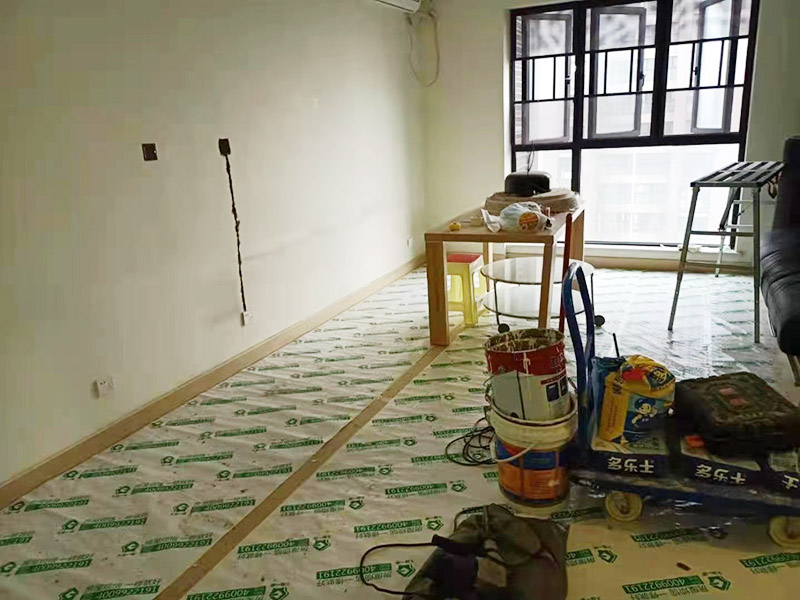 地面家具成品保護(hù)措施:在墻面翻新前，需要先將舊漆面鏟除干凈，之后在進(jìn)行打磨，將墻面的浮沉雜物都清理干凈。如果墻面有凹凸不平的情況，要先用膩?zhàn)有扪a(bǔ)，如果墻面出現(xiàn)空鼓的現(xiàn)象，也要將整面的墻皮進(jìn)行鏟除，在做后續(xù)的處理?；鶎幼鐾旰?，需要將施工區(qū)域的家具物件移除，避免在翻新過程中，使家具受到損傷。
