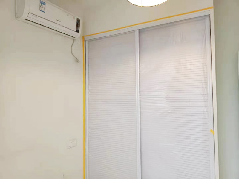 地面家具成品保護(hù)措施:在墻面翻新前，需要先將舊漆面鏟除干凈，之后在進(jìn)行打磨，將墻面的浮沉雜物都清理干凈。如果墻面有凹凸不平的情況，要先用膩?zhàn)有扪a(bǔ)，如果墻面出現(xiàn)空鼓的現(xiàn)象，也要將整面的墻皮進(jìn)行鏟除，在做后續(xù)的處理?；鶎幼鐾旰?，需要將施工區(qū)域的家具物件移除，避免在翻新過程中，使家具受到損傷。