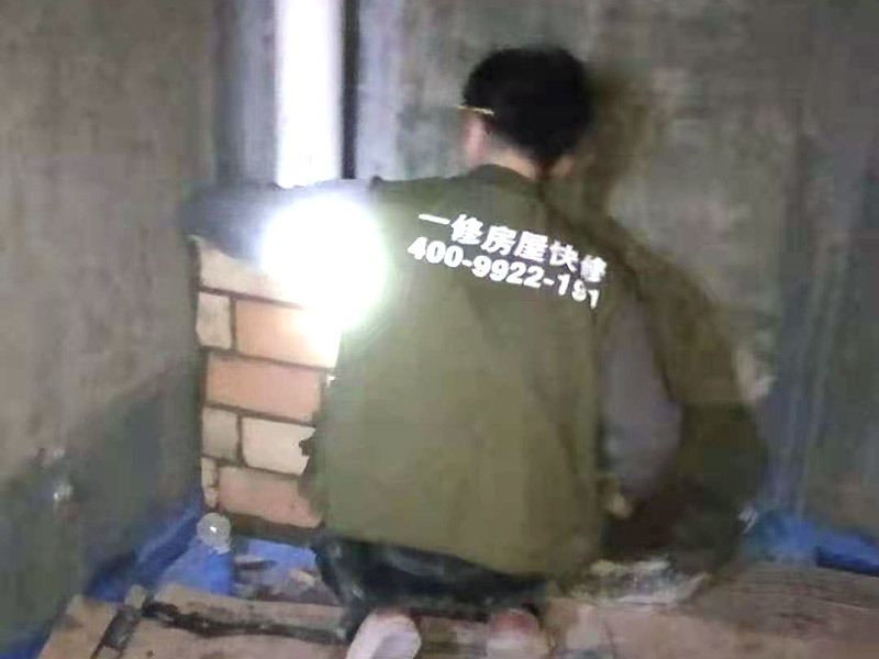 衛(wèi)生間包管貼磚：紅磚包管做法也較為常見，在家庭施工中也使用廣泛。它的施工較為簡單，我們只需將管道用紅磚砌筑并將其包圍，然后在紅磚的表面用水泥砂漿將其磨平，最后再貼上墻面磚即可。用紅磚進(jìn)行包管可以有效的降低水管的使用噪音，同時(shí)它不容易出現(xiàn)變形、使用壽命長久。但紅磚包管也存在一些不足：紅磚占用的空間較大，在小衛(wèi)生間不是很適用。