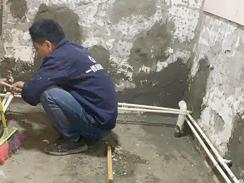 廁所墻面清理修補：首先，是基層不牢固的話，就必須要將基層全部剔除，從新進行基層的裝修處理；甚者，墻面基層裂縫太大，會嚴重影響家人的生活安全，必須找相關(guān)房產(chǎn)企業(yè)進行處理。 將破損墻磚取出，用切割機在離損壞的墻磚的四周5到6毫米處切槽，用切割刀將墻磚縫的水泥稍微刮下一些，再用切割刀吧墻磚表面的釉面劃開一道口，以便把墻磚敲碎取出，用錘子把墻磚敲碎后取下來，如果水泥粘得太牢，可以用錘子和鏨子把破損的墻磚剔下。然后，將磚上的砂漿全部刮干凈，然后在107膠中加入適量的水泥，并攪拌成糊狀。