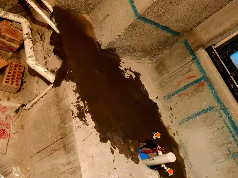 衛(wèi)生間改造施工：衛(wèi)生間改造中水電的改造尤為重要且需要最早開始著手，由于會涉及到浴霸采暖、燈光的線路走向、水管的入墻等問題，所以在改造之前需制定一個詳細的水電走向設計，從而提高安全質量以及滿足裝修業(yè)主們生活的需要。 其次就是需要對其做相應的防水處理。因為在日常的家庭中，衛(wèi)生間的水是處處可見的，非常潮濕。衛(wèi)生間內的防水涂料是由地面延伸到墻面的，涂刷過程中精良的保證厚度均勻。還需要處理好地面和墻面交界處的各類管件的涂刷。待防水處理完全確定后，等待地面干透就可以做后續(xù)的工程了。這里要著重提醒，衛(wèi)生間下水口位置的防水要特別處理好，保證今后的檢查與維修。