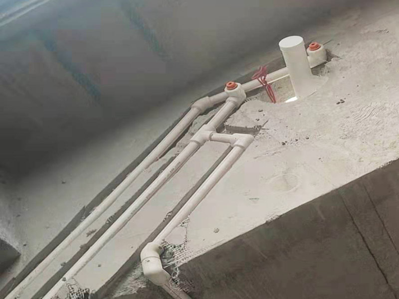 衛(wèi)生間改造施工：衛(wèi)生間改造中水電的改造尤為重要且需要最早開始著手，由于會涉及到浴霸采暖、燈光的線路走向、水管的入墻等問題，所以在改造之前需制定一個詳細的水電走向設計，從而提高安全質量以及滿足裝修業(yè)主們生活的需要。 其次就是需要對其做相應的防水處理。因為在日常的家庭中，衛(wèi)生間的水是處處可見的，非常潮濕。衛(wèi)生間內的防水涂料是由地面延伸到墻面的，涂刷過程中精良的保證厚度均勻。還需要處理好地面和墻面交界處的各類管件的涂刷。待防水處理完全確定后，等待地面干透就可以做后續(xù)的工程了。這里要著重提醒，衛(wèi)生間下水口位置的防水要特別處理好，保證今后的檢查與維修。