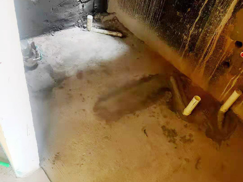 衛(wèi)生間改造施工：衛(wèi)生間改造中水電的改造尤為重要且需要最早開始著手，由于會涉及到浴霸采暖、燈光的線路走向、水管的入墻等問題，所以在改造之前需制定一個詳細的水電走向設計，從而提高安全質量以及滿足裝修業(yè)主們生活的需要。 其次就是需要對其做相應的防水處理。因為在日常的家庭中，衛(wèi)生間的水是處處可見的，非常潮濕。衛(wèi)生間內的防水涂料是由地面延伸到墻面的，涂刷過程中精良的保證厚度均勻。還需要處理好地面和墻面交界處的各類管件的涂刷。待防水處理完全確定后，等待地面干透就可以做后續(xù)的工程了。這里要著重提醒，衛(wèi)生間下水口位置的防水要特別處理好，保證今后的檢查與維修。
