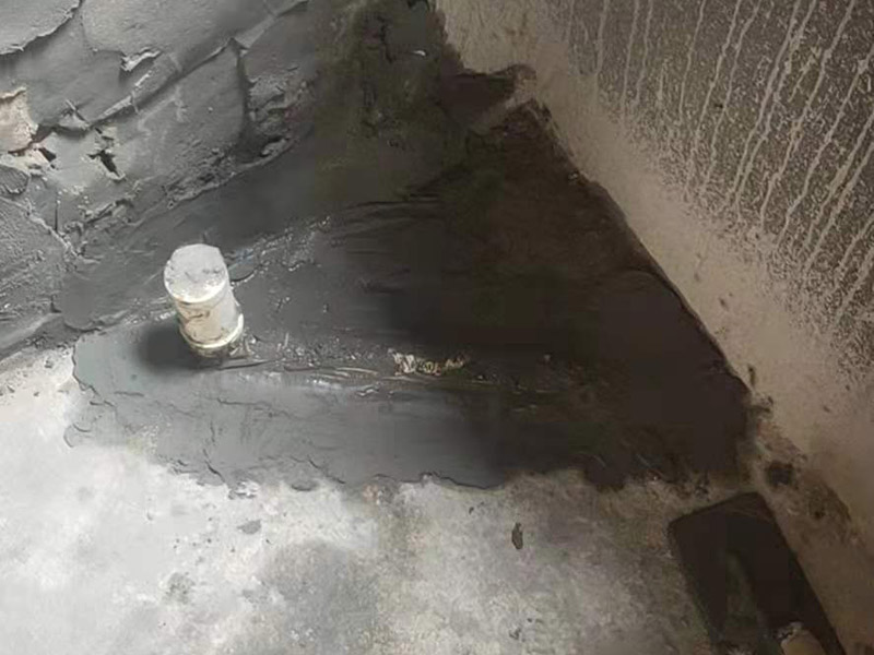 衛(wèi)生間改造施工：衛(wèi)生間改造中水電的改造尤為重要且需要最早開始著手，由于會涉及到浴霸采暖、燈光的線路走向、水管的入墻等問題，所以在改造之前需制定一個詳細的水電走向設計，從而提高安全質量以及滿足裝修業(yè)主們生活的需要。 其次就是需要對其做相應的防水處理。因為在日常的家庭中，衛(wèi)生間的水是處處可見的，非常潮濕。衛(wèi)生間內的防水涂料是由地面延伸到墻面的，涂刷過程中精良的保證厚度均勻。還需要處理好地面和墻面交界處的各類管件的涂刷。待防水處理完全確定后，等待地面干透就可以做后續(xù)的工程了。這里要著重提醒，衛(wèi)生間下水口位置的防水要特別處理好，保證今后的檢查與維修。
