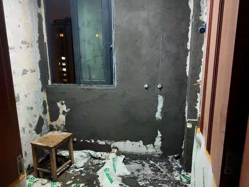 廁所墻面刷防水:廚衛(wèi)空間管道較多，由于上下水流的通過(guò)，管道長(zhǎng)期震動(dòng)容易出現(xiàn)裂紋造成滲漏，且建筑沉降時(shí)易造成管口松動(dòng)而導(dǎo)致漏水。 陰陽(yáng)角要做圓弧形處理，即將L型部位處理成C型，避免涂刷防水材料的時(shí)候造成陰角堆積、陽(yáng)角漏涂等情況. 找平層的施工要注意，在防水層完工至少24h后再進(jìn)行。且找平層的施工不能破壞防水層，特別是防水層為柔韌性防水材料是。避免尖銳碎片在找平層中導(dǎo)致防水層刺穿漏水. 瓷磚膠層不同于普通河沙水泥：普通河沙水泥采用背貼法。形成的是非連續(xù)、有空鼓的粘結(jié)層。而瓷磚膠采用齒型刮板刮成連續(xù)的瓷磚膠粘結(jié)層，且瓷磚膠具有一定柔韌性能抵抗震動(dòng)和收縮。添加劑中的乳膠粉在粘結(jié)面能形成連續(xù)的聚合物層，不僅提高了粘結(jié)性能，而且具有一定的防水性能。