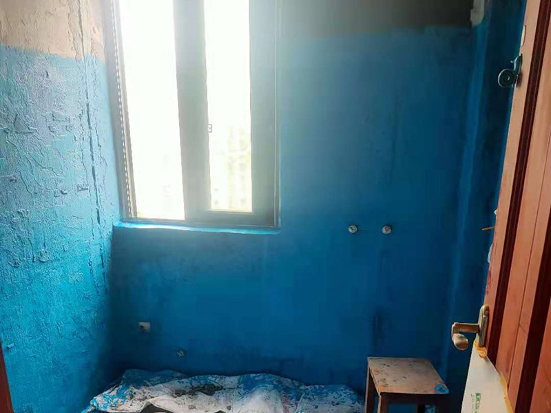 廁所墻面刷防水:廚衛(wèi)空間管道較多，由于上下水流的通過(guò)，管道長(zhǎng)期震動(dòng)容易出現(xiàn)裂紋造成滲漏，且建筑沉降時(shí)易造成管口松動(dòng)而導(dǎo)致漏水。 陰陽(yáng)角要做圓弧形處理，即將L型部位處理成C型，避免涂刷防水材料的時(shí)候造成陰角堆積、陽(yáng)角漏涂等情況. 找平層的施工要注意，在防水層完工至少24h后再進(jìn)行。且找平層的施工不能破壞防水層，特別是防水層為柔韌性防水材料是。避免尖銳碎片在找平層中導(dǎo)致防水層刺穿漏水. 瓷磚膠層不同于普通河沙水泥：普通河沙水泥采用背貼法。形成的是非連續(xù)、有空鼓的粘結(jié)層。而瓷磚膠采用齒型刮板刮成連續(xù)的瓷磚膠粘結(jié)層，且瓷磚膠具有一定柔韌性能抵抗震動(dòng)和收縮。添加劑中的乳膠粉在粘結(jié)面能形成連續(xù)的聚合物層，不僅提高了粘結(jié)性能，而且具有一定的防水性能。