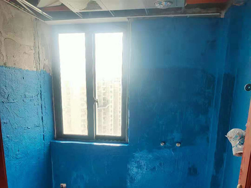 廁所墻面刷防水:廚衛(wèi)空間管道較多，由于上下水流的通過(guò)，管道長(zhǎng)期震動(dòng)容易出現(xiàn)裂紋造成滲漏，且建筑沉降時(shí)易造成管口松動(dòng)而導(dǎo)致漏水。 陰陽(yáng)角要做圓弧形處理，即將L型部位處理成C型，避免涂刷防水材料的時(shí)候造成陰角堆積、陽(yáng)角漏涂等情況. 找平層的施工要注意，在防水層完工至少24h后再進(jìn)行。且找平層的施工不能破壞防水層，特別是防水層為柔韌性防水材料是。避免尖銳碎片在找平層中導(dǎo)致防水層刺穿漏水. 瓷磚膠層不同于普通河沙水泥：普通河沙水泥采用背貼法。形成的是非連續(xù)、有空鼓的粘結(jié)層。而瓷磚膠采用齒型刮板刮成連續(xù)的瓷磚膠粘結(jié)層，且瓷磚膠具有一定柔韌性能抵抗震動(dòng)和收縮。添加劑中的乳膠粉在粘結(jié)面能形成連續(xù)的聚合物層，不僅提高了粘結(jié)性能，而且具有一定的防水性能。