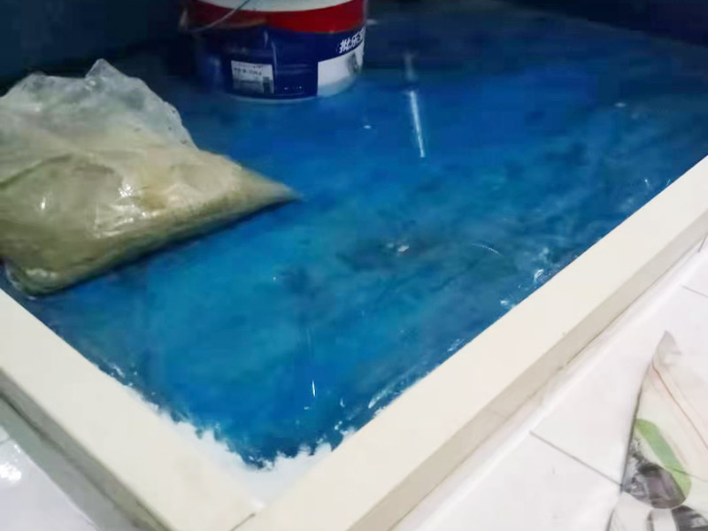 浴室防水裝修：首先要將墻面地面都要清潔干凈，這點(diǎn)非常重要，不能有散沙、土、石塊等干擾基層。如果基層開發(fā)商做的很不好的話，表面還要刷一層界面劑以防止墻面表面起沙。用噴壺將陰角部分和管根部分噴水，噴水的主要目的就是防止墻面吸收了堵漏寶太多的水分，造成堵漏寶沒有和墻面凝結(jié)在一起。那么噴多少水呢，建議以表面沒有明顯積水為宜。刷完以后，將第一遍堵漏上鋪好網(wǎng)格布，主要是防止堵漏初凝以后裂開。然后進(jìn)行第二遍涂刷堵漏，刷完就要進(jìn)行下面柔韌性防水涂刷的步驟了。