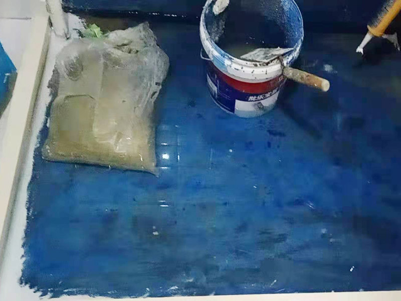 浴室防水裝修：首先要將墻面地面都要清潔干凈，這點(diǎn)非常重要，不能有散沙、土、石塊等干擾基層。如果基層開發(fā)商做的很不好的話，表面還要刷一層界面劑以防止墻面表面起沙。用噴壺將陰角部分和管根部分噴水，噴水的主要目的就是防止墻面吸收了堵漏寶太多的水分，造成堵漏寶沒有和墻面凝結(jié)在一起。那么噴多少水呢，建議以表面沒有明顯積水為宜。刷完以后，將第一遍堵漏上鋪好網(wǎng)格布，主要是防止堵漏初凝以后裂開。然后進(jìn)行第二遍涂刷堵漏，刷完就要進(jìn)行下面柔韌性防水涂刷的步驟了。