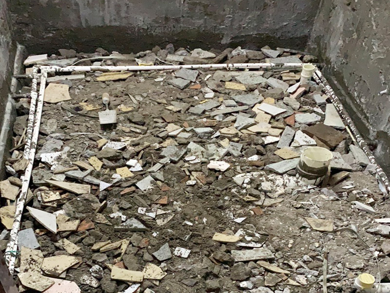 衛(wèi)生間改造閉水試驗：將不需要或是不滿意的地方進行拆除后，留下的成品需要進行施工保護，防止磕碰到，還可防止被上面的重物或是棱角碰壞。將這些不滿意的地方進行拆除，且拆除之后的垃圾也要及時清理，避免阻礙施工進程。做好防水處理也是衛(wèi)生間改造的重要一步。因為衛(wèi)生間的水、水蒸氣極其常見，防水做不好極易導致墻面潮濕、發(fā)霉，電路出現(xiàn)問題等的情況。衛(wèi)生間墻面上要做大約30厘米的防水涂料，以防積水浸透墻面，且要保證涂刷厚度均勻，還需要處理好地面和墻面交界處的各類管件的涂刷。待防水處理完全確定后，等待地面干透就可以做后續(xù)的工程了。