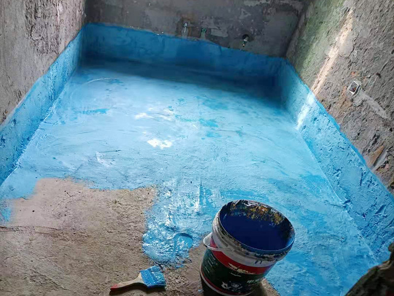 衛(wèi)生間墻地面刷防水：在涂刷防水涂層之前，先要清理墻面和地面。同時，要用連接的氣泵皮管吹盡陰角處的浮層，要量出防水層的高度并劃出基準線，刷防水涂料時要先刷基準線以下位置，并在墻面和地面連接陰角處刷成八字，上下交叉，交接處接應(yīng)有200mm，不得有漏刷情況出現(xiàn)。 墻角涂刷完成后，沿基準線涂刷墻體：第一遍涂刷墻面時，應(yīng)上下縱向涂刷，第二遍涂刷墻體，應(yīng)左右橫向涂刷。地面防水涂料的涂刷應(yīng)該從房間里側(cè)向門口涂刷，地面水管接口處尤其要仔細涂刷，不能有任何遺漏。 在涂刷完防水涂料后，不能立刻貼瓷鉆，還必須對衛(wèi)生間等空間進行防水測試。