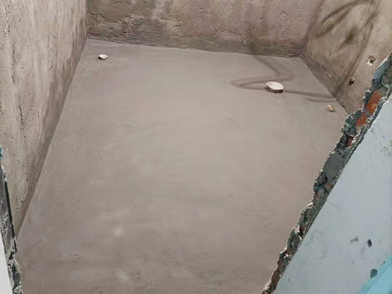 衛(wèi)生間墻地面刷防水：在涂刷防水涂層之前，先要清理墻面和地面。同時，要用連接的氣泵皮管吹盡陰角處的浮層，要量出防水層的高度并劃出基準線，刷防水涂料時要先刷基準線以下位置，并在墻面和地面連接陰角處刷成八字，上下交叉，交接處接應(yīng)有200mm，不得有漏刷情況出現(xiàn)。 墻角涂刷完成后，沿基準線涂刷墻體：第一遍涂刷墻面時，應(yīng)上下縱向涂刷，第二遍涂刷墻體，應(yīng)左右橫向涂刷。地面防水涂料的涂刷應(yīng)該從房間里側(cè)向門口涂刷，地面水管接口處尤其要仔細涂刷，不能有任何遺漏。 在涂刷完防水涂料后，不能立刻貼瓷鉆，還必須對衛(wèi)生間等空間進行防水測試。