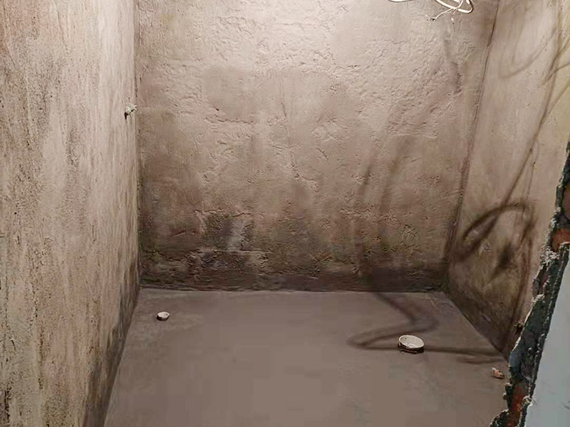 衛(wèi)生間墻地面刷防水：在涂刷防水涂層之前，先要清理墻面和地面。同時，要用連接的氣泵皮管吹盡陰角處的浮層，要量出防水層的高度并劃出基準線，刷防水涂料時要先刷基準線以下位置，并在墻面和地面連接陰角處刷成八字，上下交叉，交接處接應(yīng)有200mm，不得有漏刷情況出現(xiàn)。 墻角涂刷完成后，沿基準線涂刷墻體：第一遍涂刷墻面時，應(yīng)上下縱向涂刷，第二遍涂刷墻體，應(yīng)左右橫向涂刷。地面防水涂料的涂刷應(yīng)該從房間里側(cè)向門口涂刷，地面水管接口處尤其要仔細涂刷，不能有任何遺漏。 在涂刷完防水涂料后，不能立刻貼瓷鉆，還必須對衛(wèi)生間等空間進行防水測試。