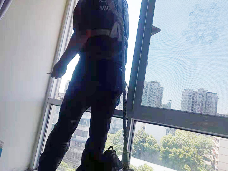 門窗漏水維修：首先將窗框與墻之間縫隙內(nèi)的所有填充物都要剔除干凈，然后還用吹風(fēng)機(jī)吹掃干凈。接著就是使用發(fā)泡膠來填縫，注意盡量把縫隙的填滿保證密實(shí)。這樣就把窗框和洞口之間的縫隙封閉起來，以此防止漏水。