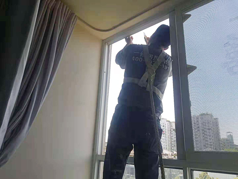 門窗漏水維修：首先將窗框與墻之間縫隙內(nèi)的所有填充物都要剔除干凈，然后還用吹風(fēng)機(jī)吹掃干凈。接著就是使用發(fā)泡膠來填縫，注意盡量把縫隙的填滿保證密實(shí)。這樣就把窗框和洞口之間的縫隙封閉起來，以此防止漏水。