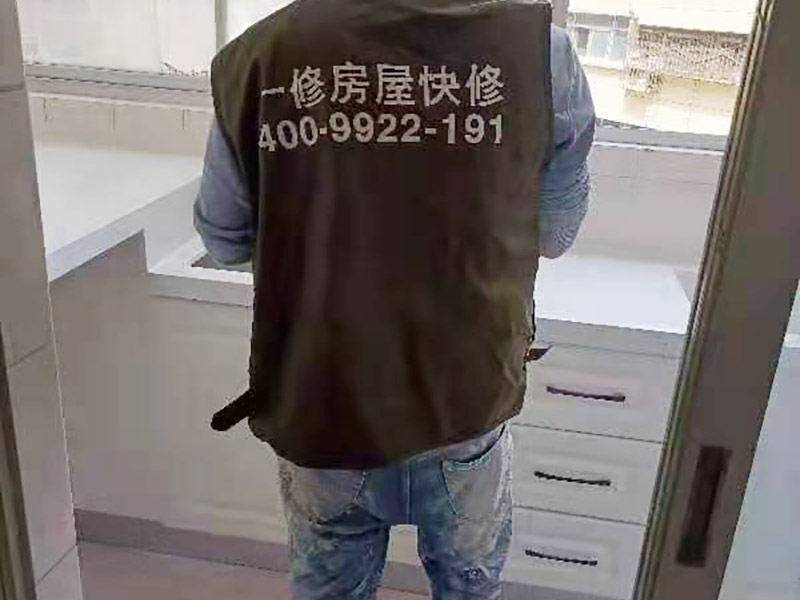 舊櫥柜更換安裝：櫥柜安裝一般先從地柜開始。把櫥柜外包裝拆開后。在櫥柜的邊緣貼上防火膜封邊。在下柜底部安裝上支腳，根據(jù)地面水平高度調(diào)整櫥柜。 櫥柜安裝需要找出基準(zhǔn)點(diǎn)，L型廚房從直角處向兩邊延伸，U型廚房則先將中間的一字型柜體放整齊后，再從兩個直角處向兩邊站看，這樣可以避免出現(xiàn)縫隙。 櫥柜框架安裝牢固定位后，需要在櫥柜背面。一般安裝下水都會現(xiàn)場開孔，工人會用專業(yè)的打孔器按照管道大小進(jìn)行打孔，打孔的直徑應(yīng)比管道大3-4毫米，并且打孔后要將開孔部分用密封條封邊，防止邊緣滲水木材變形。把打好孔的背板根據(jù)櫥柜位置，依次封裝進(jìn)去。接下去就是安裝吊柜了。同下柜一樣，吊柜也需要根據(jù)需要現(xiàn)場打孔，比如脫排油煙機(jī)的排煙管的孔位。