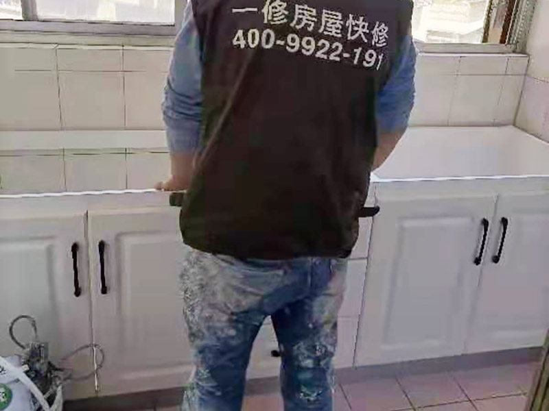 舊櫥柜更換安裝：櫥柜安裝一般先從地柜開始。把櫥柜外包裝拆開后。在櫥柜的邊緣貼上防火膜封邊。在下柜底部安裝上支腳，根據(jù)地面水平高度調(diào)整櫥柜。 櫥柜安裝需要找出基準(zhǔn)點(diǎn)，L型廚房從直角處向兩邊延伸，U型廚房則先將中間的一字型柜體放整齊后，再從兩個直角處向兩邊站看，這樣可以避免出現(xiàn)縫隙。 櫥柜框架安裝牢固定位后，需要在櫥柜背面。一般安裝下水都會現(xiàn)場開孔，工人會用專業(yè)的打孔器按照管道大小進(jìn)行打孔，打孔的直徑應(yīng)比管道大3-4毫米，并且打孔后要將開孔部分用密封條封邊，防止邊緣滲水木材變形。把打好孔的背板根據(jù)櫥柜位置，依次封裝進(jìn)去。接下去就是安裝吊柜了。同下柜一樣，吊柜也需要根據(jù)需要現(xiàn)場打孔，比如脫排油煙機(jī)的排煙管的孔位。