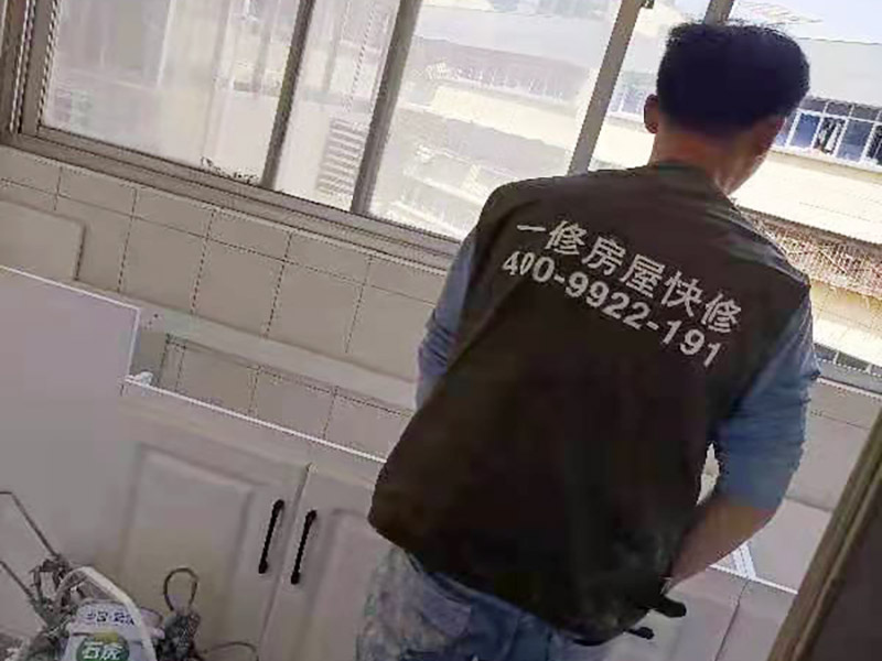 舊櫥柜更換安裝：櫥柜安裝一般先從地柜開始。把櫥柜外包裝拆開后。在櫥柜的邊緣貼上防火膜封邊。在下柜底部安裝上支腳，根據(jù)地面水平高度調(diào)整櫥柜。 櫥柜安裝需要找出基準(zhǔn)點(diǎn)，L型廚房從直角處向兩邊延伸，U型廚房則先將中間的一字型柜體放整齊后，再從兩個直角處向兩邊站看，這樣可以避免出現(xiàn)縫隙。 櫥柜框架安裝牢固定位后，需要在櫥柜背面。一般安裝下水都會現(xiàn)場開孔，工人會用專業(yè)的打孔器按照管道大小進(jìn)行打孔，打孔的直徑應(yīng)比管道大3-4毫米，并且打孔后要將開孔部分用密封條封邊，防止邊緣滲水木材變形。把打好孔的背板根據(jù)櫥柜位置，依次封裝進(jìn)去。接下去就是安裝吊柜了。同下柜一樣，吊柜也需要根據(jù)需要現(xiàn)場打孔，比如脫排油煙機(jī)的排煙管的孔位。