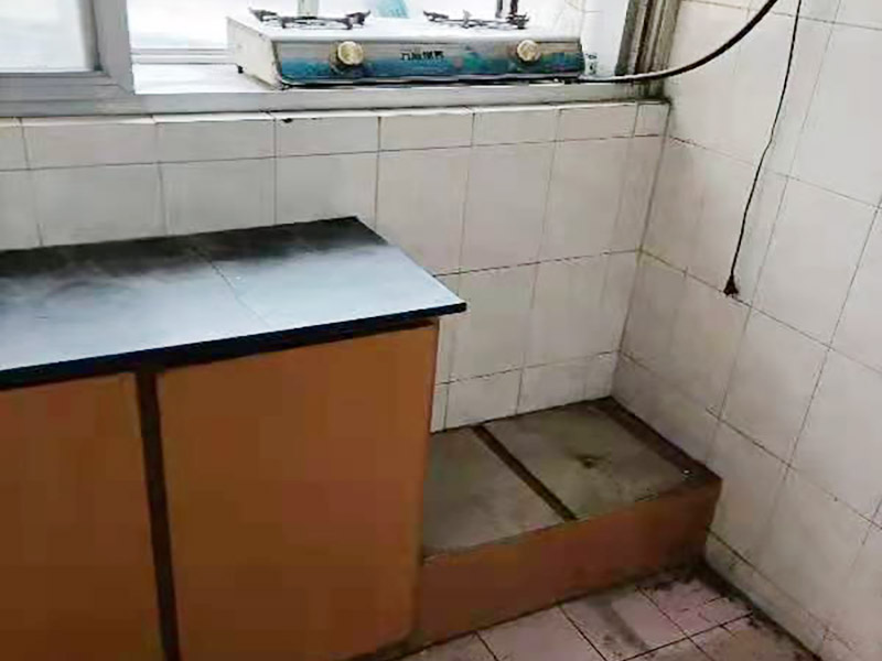 舊櫥柜更換安裝：櫥柜安裝一般先從地柜開始。把櫥柜外包裝拆開后。在櫥柜的邊緣貼上防火膜封邊。在下柜底部安裝上支腳，根據(jù)地面水平高度調(diào)整櫥柜。 櫥柜安裝需要找出基準(zhǔn)點(diǎn)，L型廚房從直角處向兩邊延伸，U型廚房則先將中間的一字型柜體放整齊后，再從兩個直角處向兩邊站看，這樣可以避免出現(xiàn)縫隙。 櫥柜框架安裝牢固定位后，需要在櫥柜背面。一般安裝下水都會現(xiàn)場開孔，工人會用專業(yè)的打孔器按照管道大小進(jìn)行打孔，打孔的直徑應(yīng)比管道大3-4毫米，并且打孔后要將開孔部分用密封條封邊，防止邊緣滲水木材變形。把打好孔的背板根據(jù)櫥柜位置，依次封裝進(jìn)去。接下去就是安裝吊柜了。同下柜一樣，吊柜也需要根據(jù)需要現(xiàn)場打孔，比如脫排油煙機(jī)的排煙管的孔位。