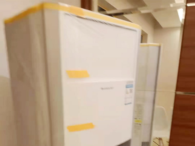 家電窗戶成品保護：地磚、地面石材保護方式：滿鋪成品瓦楞紙板，再用干凈彩條布滿鋪在普通石膏板上，在彩條布交接處及轉角處用膠帶固定，也可選用木芯板或三夾板。材料選用視上人、車情況而定。 開關插座的保護方式：用美紋紙滿包或采用透明塑料蓋保護。 門套的保護方式：用原門框保護膜，或者多層板或密度板，報紙，美紋紙保護。 玻璃鏡子的保護方式：塑料氣泡膜滿貼，用美紋紙進行粘貼固定保護。
