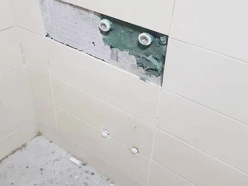 局部改造維修：衛(wèi)生間改造中水電的改造尤為重要且需要最早開始著手，由于會涉及到浴霸采暖、燈光的線路走向、水管的入墻等問題，所以在改造之前需制定一個詳細(xì)的水電走向設(shè)計，從而提高安全質(zhì)量以及滿足裝修業(yè)主們生活的需要。 其次就是需要對其做相應(yīng)的防水處理。因為在日常的家庭中，衛(wèi)生間的水是處處可見的，非常潮濕。衛(wèi)生間內(nèi)的防水涂料是由地面延伸到墻面的，涂刷過程中精良的保證厚度均勻。還需要處理好地面和墻面交界處的各類管件的涂刷。待防水處理完全確定后，等待地面干透就可以做后續(xù)的工程了。 接下來就是貼瓷磚了。衛(wèi)生間改造中貼瓷磚不僅僅會有裝飾作用還能加強墻面和地面的防水效果。 衛(wèi)生間改造中一般都需要做吊頂處理，當(dāng)然，美觀的同時作為淋浴的場所防水等方面也需要注意