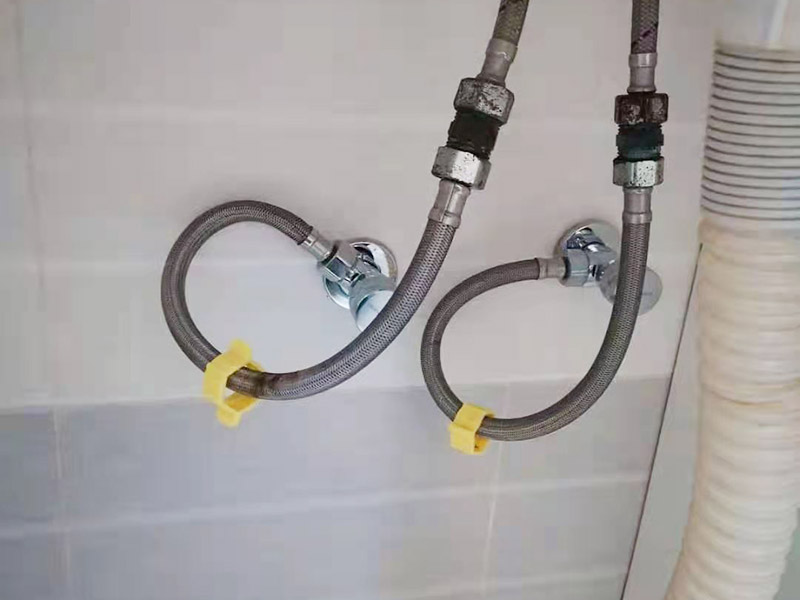 局部改造維修：衛(wèi)生間改造中水電的改造尤為重要且需要最早開始著手，由于會涉及到浴霸采暖、燈光的線路走向、水管的入墻等問題，所以在改造之前需制定一個詳細(xì)的水電走向設(shè)計，從而提高安全質(zhì)量以及滿足裝修業(yè)主們生活的需要。 其次就是需要對其做相應(yīng)的防水處理。因為在日常的家庭中，衛(wèi)生間的水是處處可見的，非常潮濕。衛(wèi)生間內(nèi)的防水涂料是由地面延伸到墻面的，涂刷過程中精良的保證厚度均勻。還需要處理好地面和墻面交界處的各類管件的涂刷。待防水處理完全確定后，等待地面干透就可以做后續(xù)的工程了。 接下來就是貼瓷磚了。衛(wèi)生間改造中貼瓷磚不僅僅會有裝飾作用還能加強墻面和地面的防水效果。 衛(wèi)生間改造中一般都需要做吊頂處理，當(dāng)然，美觀的同時作為淋浴的場所防水等方面也需要注意