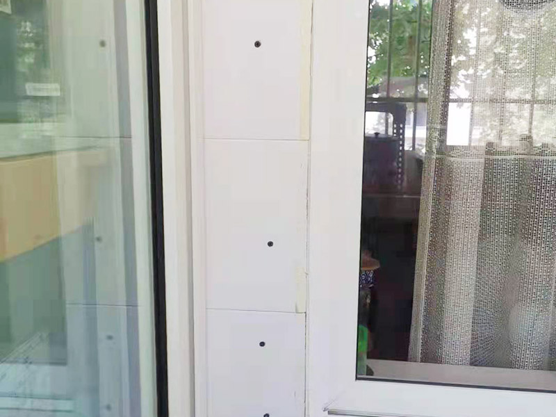 局部改造維修：衛(wèi)生間改造中水電的改造尤為重要且需要最早開始著手，由于會涉及到浴霸采暖、燈光的線路走向、水管的入墻等問題，所以在改造之前需制定一個詳細(xì)的水電走向設(shè)計，從而提高安全質(zhì)量以及滿足裝修業(yè)主們生活的需要。 其次就是需要對其做相應(yīng)的防水處理。因為在日常的家庭中，衛(wèi)生間的水是處處可見的，非常潮濕。衛(wèi)生間內(nèi)的防水涂料是由地面延伸到墻面的，涂刷過程中精良的保證厚度均勻。還需要處理好地面和墻面交界處的各類管件的涂刷。待防水處理完全確定后，等待地面干透就可以做后續(xù)的工程了。 接下來就是貼瓷磚了。衛(wèi)生間改造中貼瓷磚不僅僅會有裝飾作用還能加強墻面和地面的防水效果。 衛(wèi)生間改造中一般都需要做吊頂處理，當(dāng)然，美觀的同時作為淋浴的場所防水等方面也需要注意