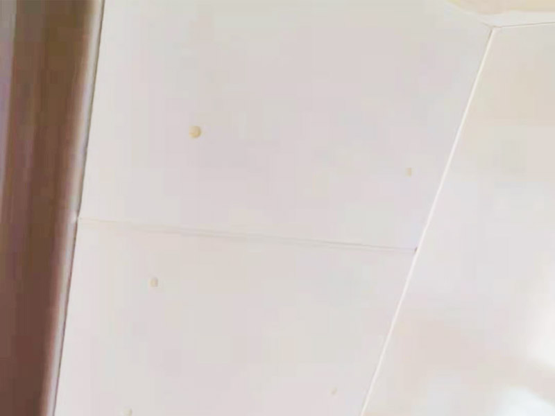 局部改造維修：衛(wèi)生間改造中水電的改造尤為重要且需要最早開始著手，由于會涉及到浴霸采暖、燈光的線路走向、水管的入墻等問題，所以在改造之前需制定一個詳細(xì)的水電走向設(shè)計，從而提高安全質(zhì)量以及滿足裝修業(yè)主們生活的需要。 其次就是需要對其做相應(yīng)的防水處理。因為在日常的家庭中，衛(wèi)生間的水是處處可見的，非常潮濕。衛(wèi)生間內(nèi)的防水涂料是由地面延伸到墻面的，涂刷過程中精良的保證厚度均勻。還需要處理好地面和墻面交界處的各類管件的涂刷。待防水處理完全確定后，等待地面干透就可以做后續(xù)的工程了。 接下來就是貼瓷磚了。衛(wèi)生間改造中貼瓷磚不僅僅會有裝飾作用還能加強墻面和地面的防水效果。 衛(wèi)生間改造中一般都需要做吊頂處理，當(dāng)然，美觀的同時作為淋浴的場所防水等方面也需要注意