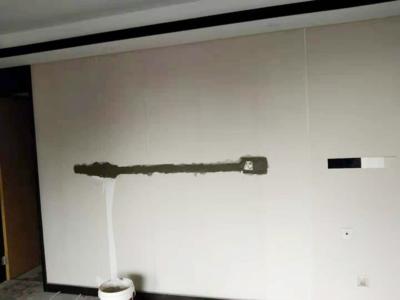 墻面電路開槽維修：電路其實就兩種走法，一種是從地面走，另一種是從天花走。從地面走線就需要從地面開槽和墻面開槽，從天花板上走可以少的破壞墻面，如果墻面走暗管的話還是需要墻面開槽。但更多是做好吊頂，相對而言人工費可能會低一點。