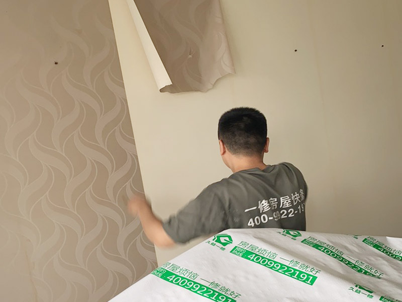 客廳墻面墻紙鏟除：盡量貼近墻面，捏住墻紙的一角，試著將其從墻面上揭下。朝著自己的方向?qū)垊冸x墻面，這樣更容易揭下墻紙。如果不容易撕的話，可以在墻面滾刷一些肥皂水，然后用美工刀、剃刀片或墻紙刮刀，沿水平方向?qū)⑴f墻紙割開(kāi)，讓溫肥皂水或墻紙剝除劑滲到墻紙的后面，軟化粘合劑，然后就可以從石膏墻上撕除或刮除墻紙了。