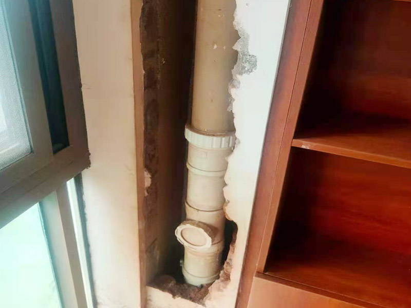 墻內(nèi)主水管漏水維修：主水管漏水點相較其他水管更大，如果上面樓層不高就可以直接讓樓上不要用水，不然就要將整棟樓的水停下來，否則就會影響到后期的施工。更換的時候要將漏水的地方截掉，然后套上尺寸相同的新管，并用PVC膠水把連接處粘好。假如滲透的不嚴重，那么直接用PVC膠水粘結好，再拿防水布裹緊即可。最后再墻面修復。