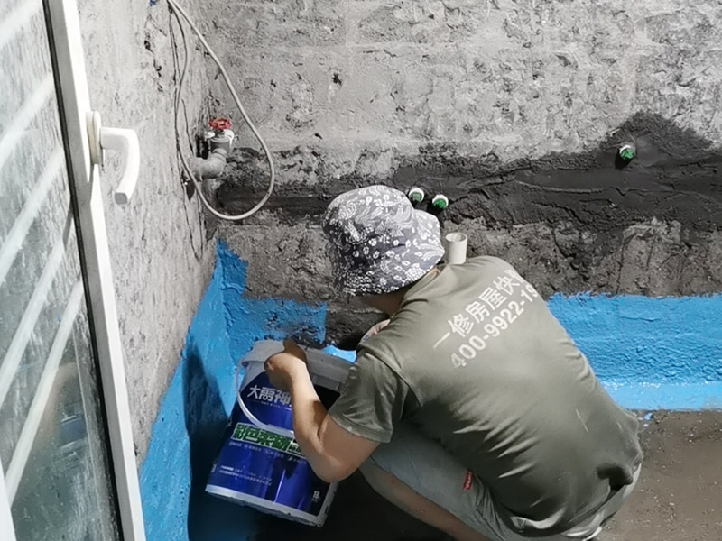 衛(wèi)生間地面刷防水：首先就要清理地面的渣子和灰塵，而且坡度也很重要，門口附近坡度小，地漏附近坡度大，這樣有利于排水。地面不平，在涂刷防水涂料的時候就可能會涂不均勻，又或是地面因為不平而容易裂開，這即使是涂了防水涂料上去也會隨著地面裂開。