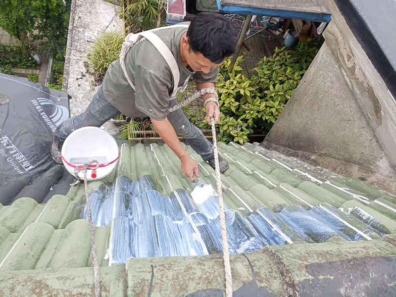 屋面防水卷材后刷防水：防水層鋪貼之前，所有其它工程必須施工完畢，然后清理基層?；鶎颖仨毱秸?jiān)固、無松動(dòng)、起砂、起鼓、 凹凸和裂縫，而且防水一般都是兩遍，最好是卷材防水和涂料防水一起做，這樣最保險(xiǎn)，在基層先均勻涂刷基層處理劑一層。待基層處理劑干燥后,可涂刷膠粘劑，應(yīng)一次涂刷均勻。將卷材按預(yù)定位置放好后開始鋪貼，用膠粘劑粘平，干燥數(shù)分鐘后用壓輥壓實(shí)。