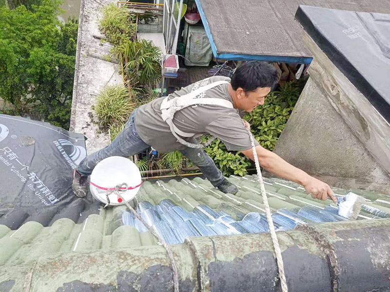 屋面防水卷材后刷防水：防水層鋪貼之前，所有其它工程必須施工完畢，然后清理基層?；鶎颖仨毱秸?、堅(jiān)固、無松動(dòng)、起砂、起鼓、 凹凸和裂縫，而且防水一般都是兩遍，最好是卷材防水和涂料防水一起做，這樣最保險(xiǎn)，在基層先均勻涂刷基層處理劑一層。待基層處理劑干燥后,可涂刷膠粘劑，應(yīng)一次涂刷均勻。將卷材按預(yù)定位置放好后開始鋪貼，用膠粘劑粘平，干燥數(shù)分鐘后用壓輥壓實(shí)。