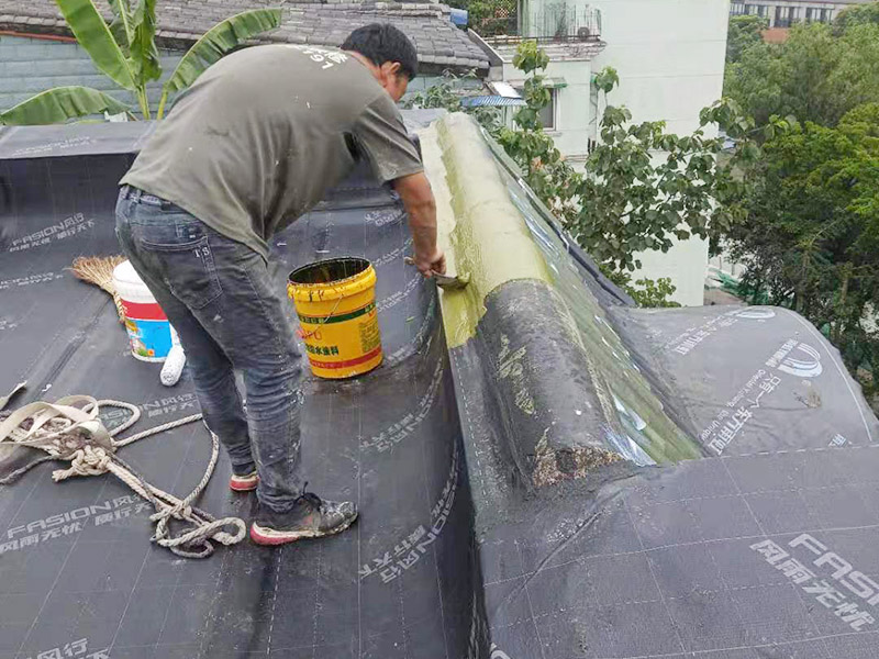 屋面防水卷材后刷防水：防水層鋪貼之前，所有其它工程必須施工完畢，然后清理基層?；鶎颖仨毱秸?jiān)固、無松動(dòng)、起砂、起鼓、 凹凸和裂縫，而且防水一般都是兩遍，最好是卷材防水和涂料防水一起做，這樣最保險(xiǎn)，在基層先均勻涂刷基層處理劑一層。待基層處理劑干燥后,可涂刷膠粘劑，應(yīng)一次涂刷均勻。將卷材按預(yù)定位置放好后開始鋪貼，用膠粘劑粘平，干燥數(shù)分鐘后用壓輥壓實(shí)。