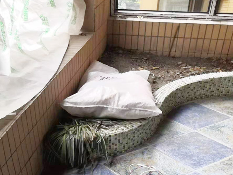 陽臺拆除施工：如果是陽臺地磚不再二次利用，那就可以直接用電鉆拆除就好。如果拆下來沒有損壞地磚的話，那是可以繼續(xù)使用的，但需要把背后的水泥漿除去，這個(gè)是比較麻煩的，弄不好就會(huì)把地磚弄壞，還要看運(yùn)氣，最后沒損壞的磚少而且還費(fèi)時(shí)間。